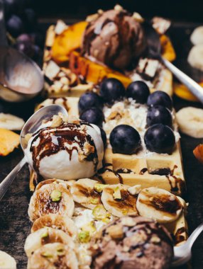 Lezzetli ev yapımı çöl waffle, meyve ve dondurma ile