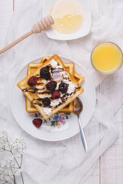 Lezzetli ev yapımı çöl waffle, meyve ve dondurma ile