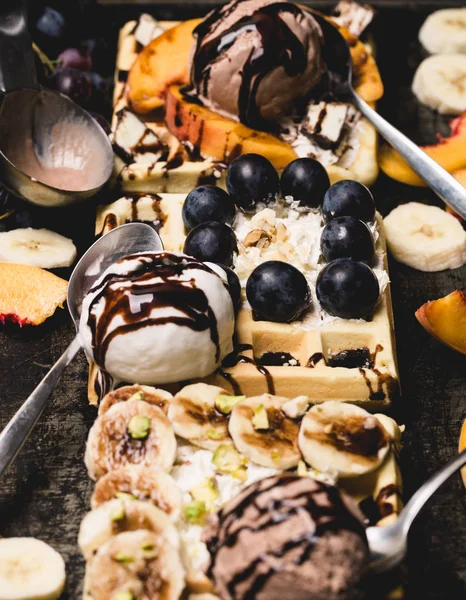 Lezzetli ev yapımı çöl waffle, meyve ve dondurma ile