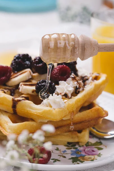 Lezzetli Yapımı Çöl Waffle Meyve Dondurma Ile — Stok fotoğraf