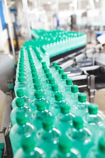 瓶詰め工場 水処理とボトルに純粋なミネラル炭酸水を瓶詰めの充填ライン — ストック写真