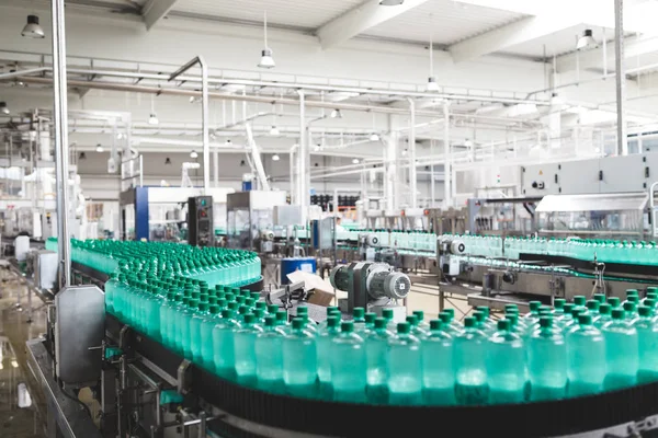 瓶装植物 将纯矿物碳酸水装入瓶子的水灌装生产线 — 图库照片