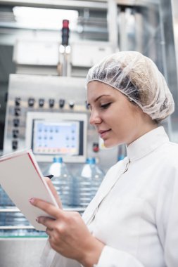 Şişeleme ve saf içme suyu içine şişe ve teneke kutu ambalaj için robot satır kontrol işçisi genç kadın