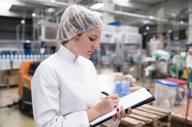 Şişeleme ve saf içme suyu içine şişe ve teneke kutu ambalaj için robot satır kontrol işçisi genç kadın