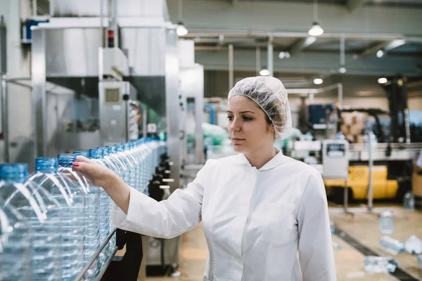 Jovem Trabalhadora Checando Linha Robótica Para Engarrafamento Embalagem Água Potável — Fotografia de Stock