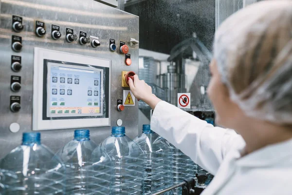 Şişeleme ve saf içme suyu içine şişe ve teneke kutu ambalaj için robot satır kontrol işçisi genç kadın