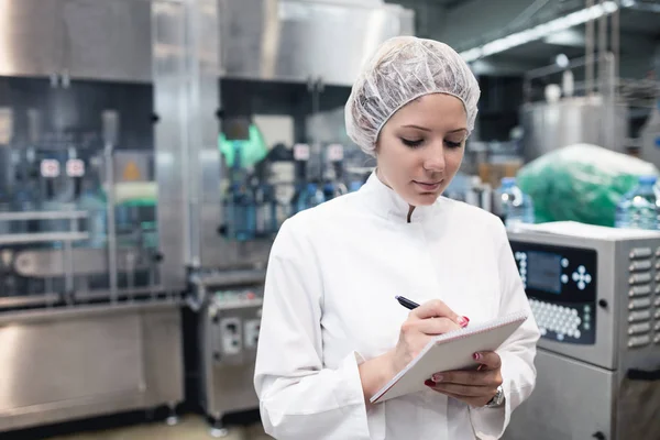 Junge Arbeiterin Überprüft Roboterlinie Zum Abfüllen Und Verpacken Von Reinem — Stockfoto