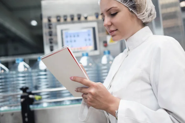 Junge Arbeiterin Überprüft Roboterlinie Zum Abfüllen Und Verpacken Von Reinem — Stockfoto