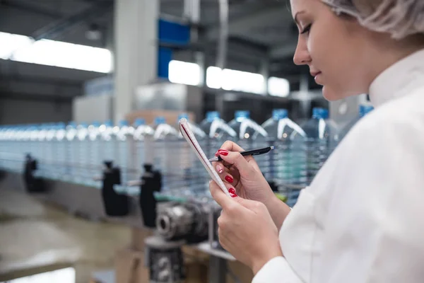 Giovane Lavoratrice Che Controlla Linea Robotica Imbottigliamento Imballaggio Acqua Potabile — Foto Stock