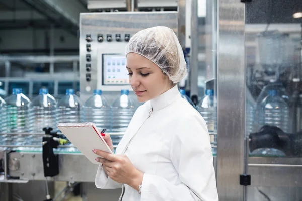 Junge Arbeiterin Überprüft Roboterlinie Zum Abfüllen Und Verpacken Von Reinem — Stockfoto