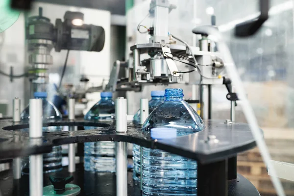 Instalação Engarrafamento Linha Engarrafamento Água Para Processamento Engarrafamento Água Mineral — Fotografia de Stock