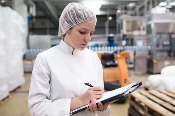 Jeune Femme Ouvrière Vérifiant Ligne Robotique Pour Embouteiller Emballer Eau — Photo