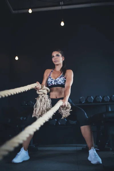 Güzel Atletik Kadın Fitness Egzersiz Jimnastik Salonu — Stok fotoğraf