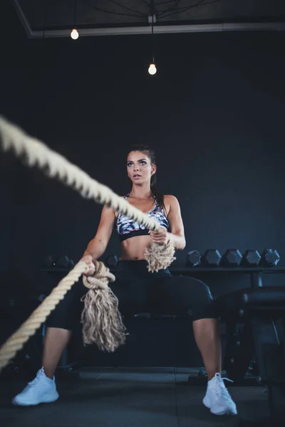 Красивая Спортивная Женщина Фитнес Тренировки Тренажерном Зале — стоковое фото