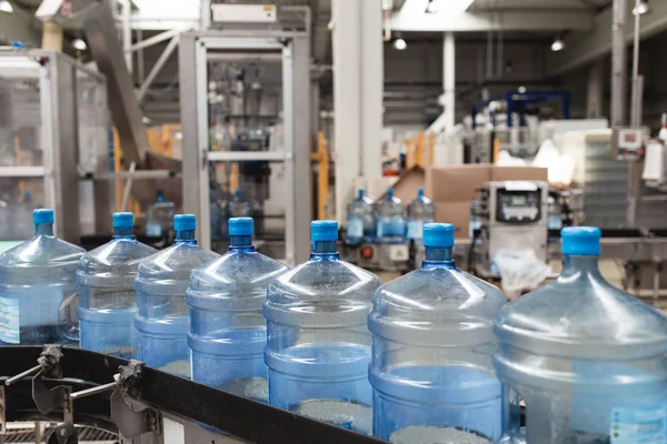 瓶装植物 将纯矿物碳酸水装入瓶子的水灌装生产线 — 图库照片