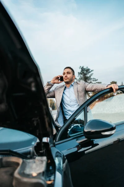 Elegante Homem Negócios Meia Idade Chamando Serviço Reboque Para Ajuda — Fotografia de Stock