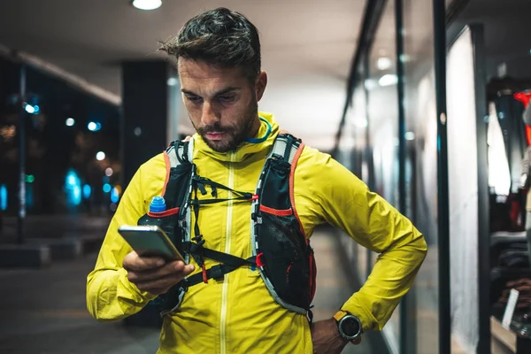 Nacht Stadt Fitness Gut Aussehender Mann Joggt Auf Der Straße — Stockfoto