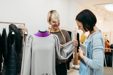 Moda stüdyosunda çalışan iki profesyonel tasarımcı. Yaratıcı insanlar konsepti.