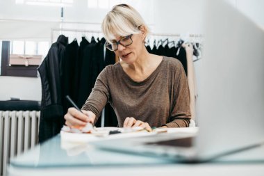 Moda stüdyosunda çalışan profesyonel tasarımcı. Yaratıcı insanlar konsepti.