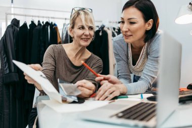 Moda stüdyosunda çalışan iki profesyonel tasarımcı. Yaratıcı insanlar konsepti.