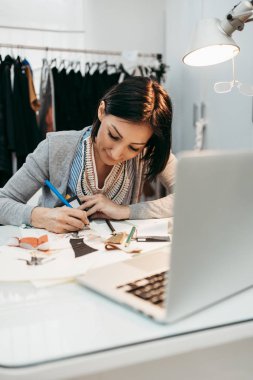 Moda stüdyosunda çalışan profesyonel tasarımcı. Yaratıcı insanlar konsepti.