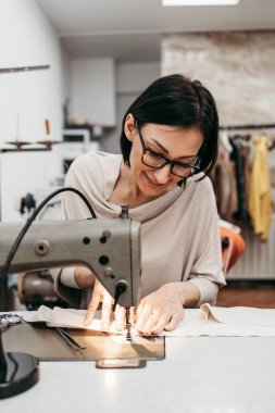 Moda stüdyosunda çalışan profesyonel tasarımcı. Yaratıcı insanlar konsepti.