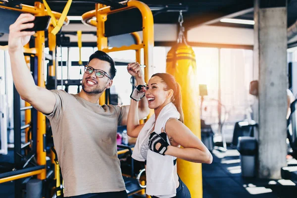 Jovem Atraente Casal Homem Mulher Sorrindo Posando Enquanto Faz Foto — Fotografia de Stock