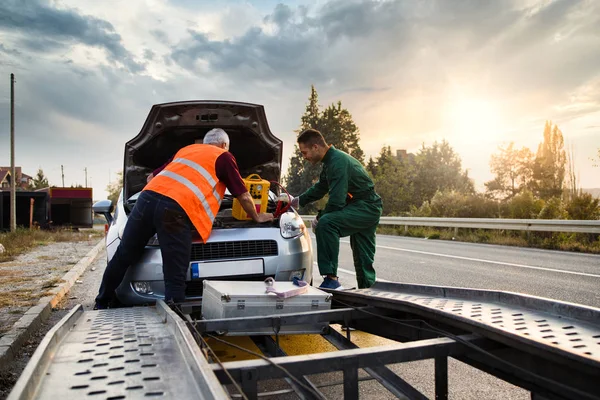 Два Дорожных Помощника Буксировочной Службе Пытаются Запустить Двигатель Автомобиля Стартером — стоковое фото