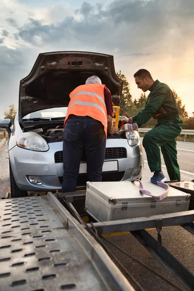 Dois Trabalhadores Auxiliares Estrada Serviço Reboque Tentando Ligar Motor Carro — Fotografia de Stock