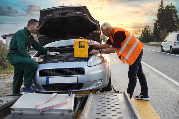 Dos Trabajadores Asistentes Carretera Servicio Remolque Tratando Arrancar Motor Del — Foto de Stock