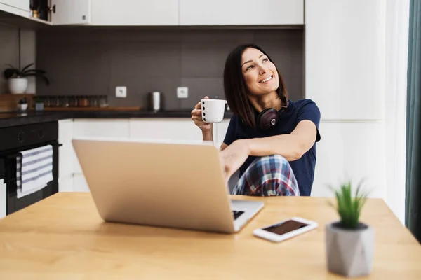 Atractiva Feliz Mujer Mediana Edad Freelancer Está Trabajando Sonriendo Casa —  Fotos de Stock