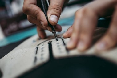 Dükkanındaki eski ayakkabıcıyı yakından çek. Ayakkabı yapma sürecinin geleneksel yolu.
