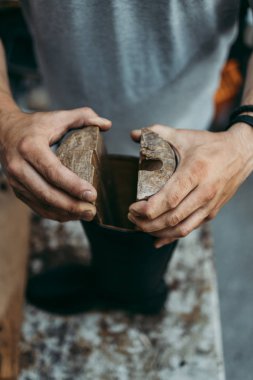 Dükkanındaki eski ayakkabıcıyı yakından çek. Ayakkabı yapma sürecinin geleneksel yolu.