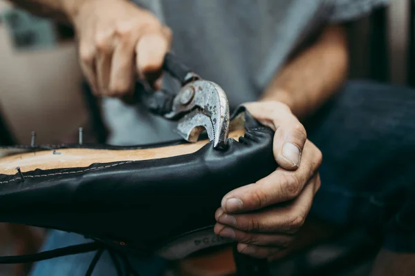 Primer Plano Viejo Zapatero Tienda Forma Tradicional Proceso Fabricación Zapatos — Foto de Stock