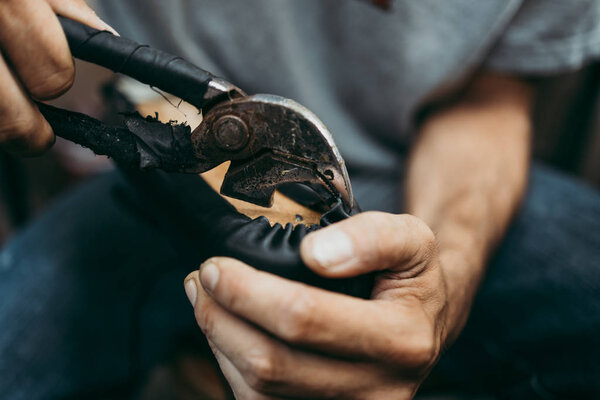 Крупный план старого сапожника в его магазине. Традиционный способ производства обуви
.