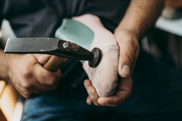 Nahaufnahme Des Alten Schuhmachers Seinem Geschäft Traditionelle Art Der Schuhherstellung — Stockfoto