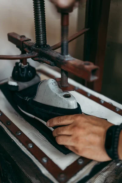 Крупный План Старого Сапожника Магазине Традиционный Способ Производства Обуви — стоковое фото