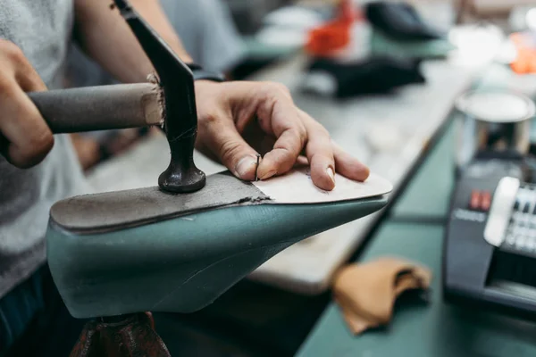 Крупный План Старого Сапожника Магазине Традиционный Способ Производства Обуви — стоковое фото