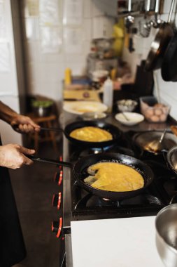 Profesyonel aşçı restoran mutfağında çalışıyor ve lezzetli geleneksel yemekler yapıyor..