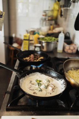 Profesyonel aşçı restoran mutfağında çalışıyor ve lezzetli geleneksel yemekler yapıyor..