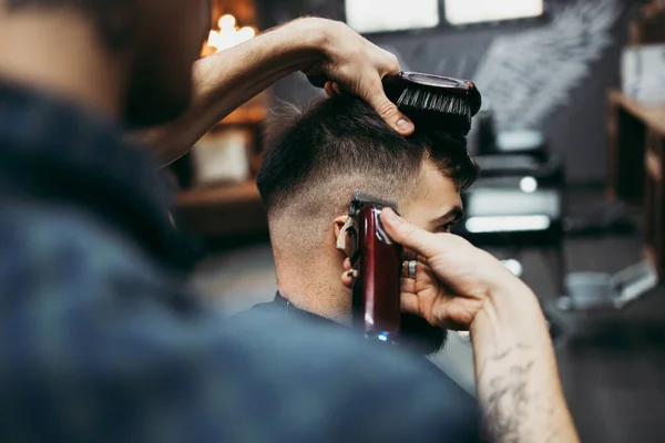 Yakışıklı Bir Genç Adam Saç Sakal Stili Yaptırıyor Profesyonel Kuaför — Stok fotoğraf