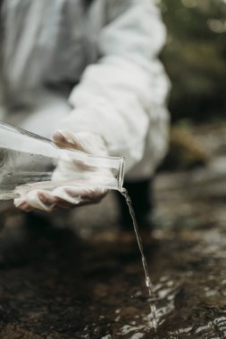 Bilim adamı ve biyolog bakteri ve virüs olasılıklarını araştırıyor. İçmek için akan su kaynaklarına yayılıyor. Yakın çekim..
