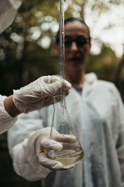 Equipe Cientistas Biólogos Que Pesquisam Possibilidades Propagação Bactérias Vírus Através — Fotografia de Stock