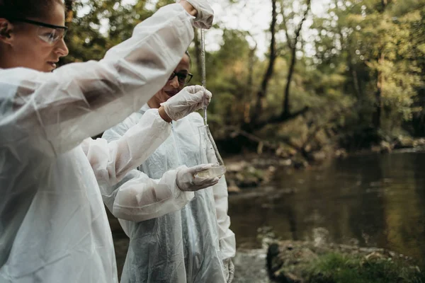 Equipe Cientistas Biólogos Que Pesquisam Possibilidades Propagação Bactérias Vírus Através — Fotografia de Stock