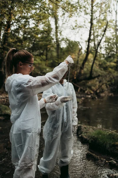 Equipe Cientistas Biólogos Que Pesquisam Possibilidades Propagação Bactérias Vírus Através — Fotografia de Stock