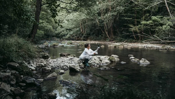 Bilim adamı ve biyolog bakteri ve virüs olasılıklarını araştırıyor. İçmek için doğal akan su kaynaklarına yayılıyor..