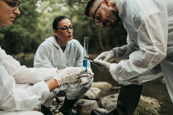 Equipo Científicos Biólogos Investigando Las Posibilidades Propagación Bacterias Virus Través —  Fotos de Stock