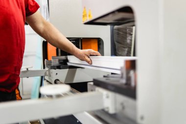 Alüminyum ve PVC profilleri kesen el işi işçisi. İmalat işleri. Seçici odaklanma. Alüminyum ve PVC pencere ve kapı üretim fabrikası.