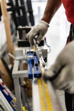 Alüminyum ve PVC profilleri kesen el işi işçisi. İmalat işleri. Seçici odaklanma. Alüminyum ve PVC pencere ve kapı üretim fabrikası.