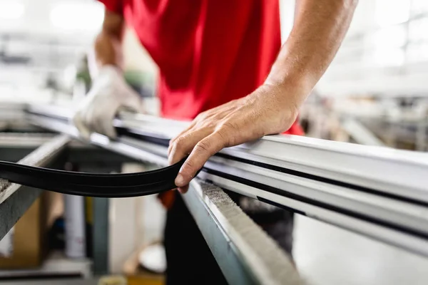 Operaio Manuale Che Monta Porte Finestre Pvc Produzione Posti Lavoro — Foto Stock